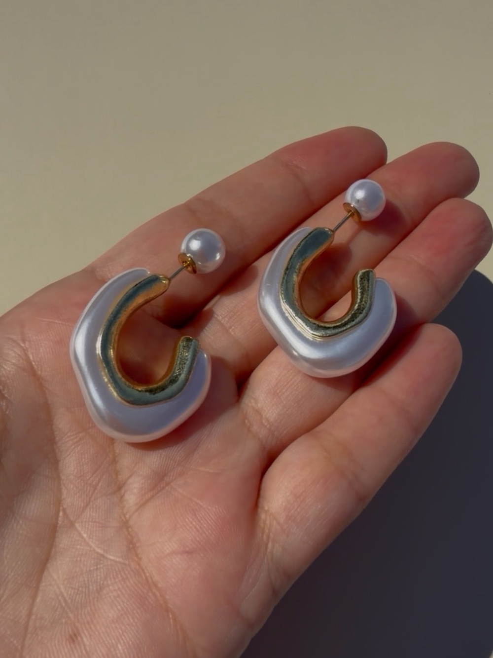 ✨ Luxury Abstract Two-Tone Sculptural Pearl Huggie Hoop Earrings - Picture 3 of 3